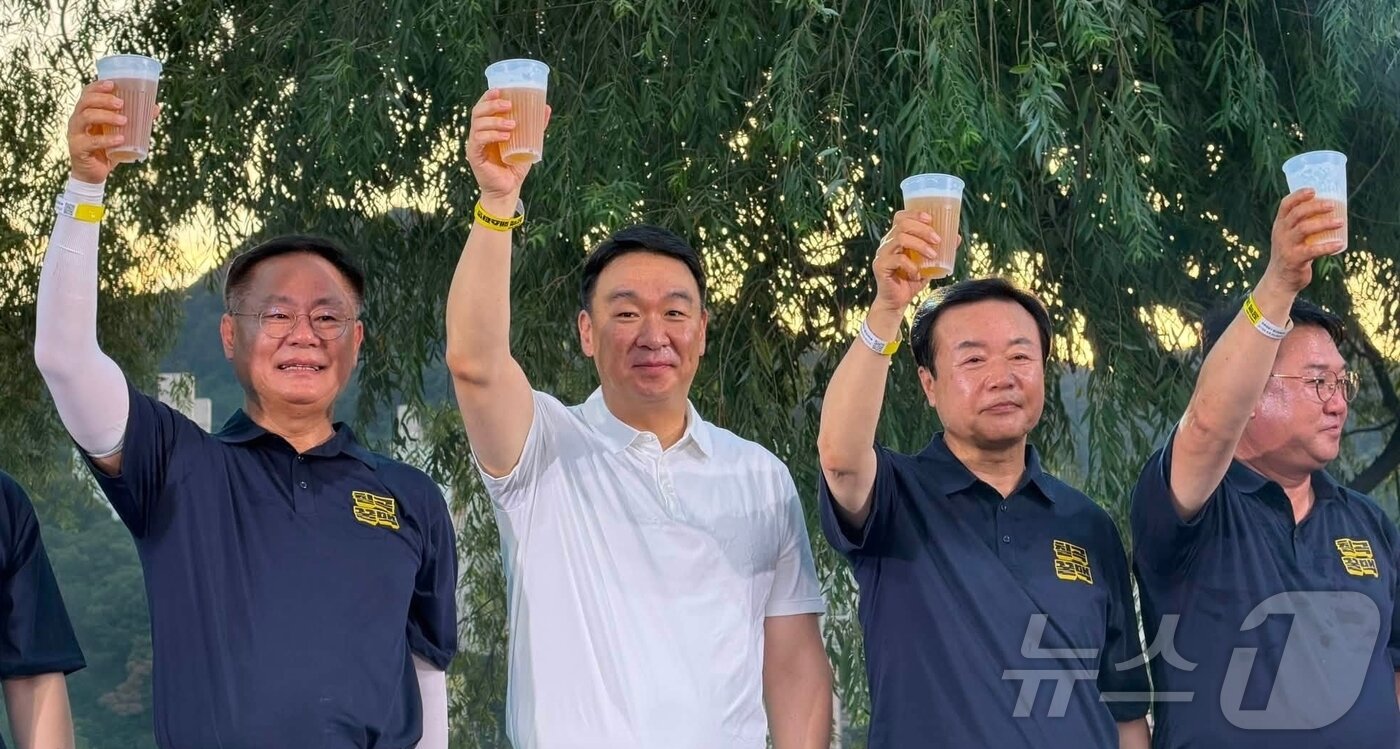 본문 이미지 - 김재욱 칠곡군수(왼쪽 첫번째)와 정희용 국민의힘 의원(두번째)이 12일 왜관읍 평화군수 일대에서 열린 칠곡 꿀맥 페스티벌에서 건배를 하고 있다.(정희용 의원실 제공. 재판매 및 DB금지) 2026.7.12 