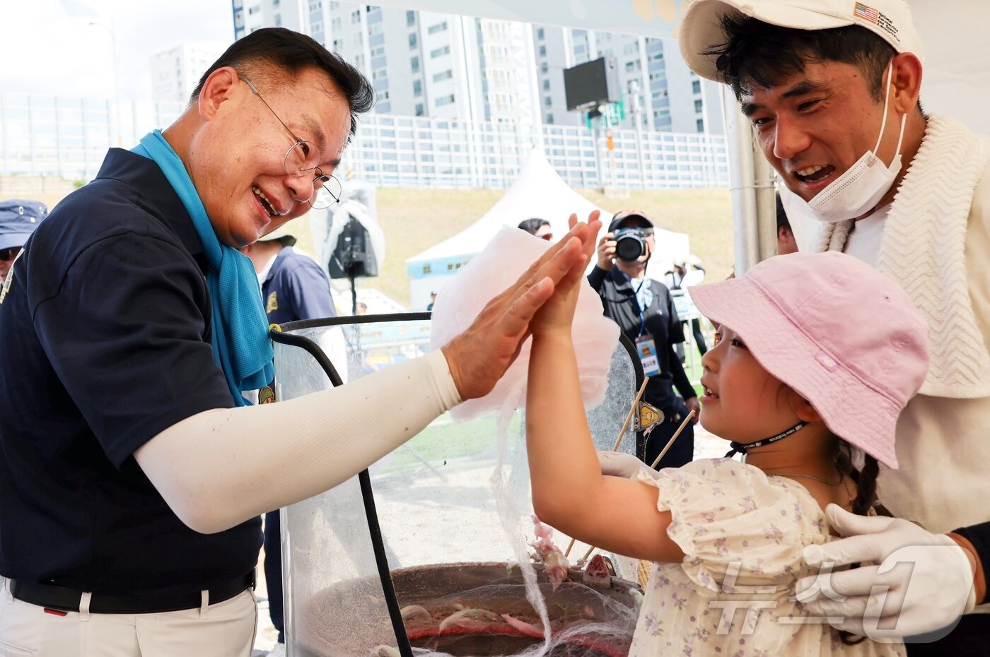 본문 이미지 - 김재욱 칠곡군수(왼쪽가) 12일 왜관읍 평화군수 일대에서 열린 칠곡 꿀맥 페스티벌에서 참여 아동과 하이파이브를 하고 있다.(칠곡군 제공. 재판매 및 DB금지) 2026.7.12
