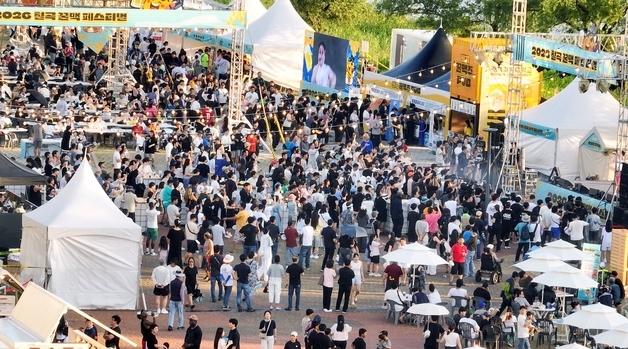 경북 칠곡 '꿀맥 페스티벌' 폭염에도 북적…물총놀이·벌꿀체험