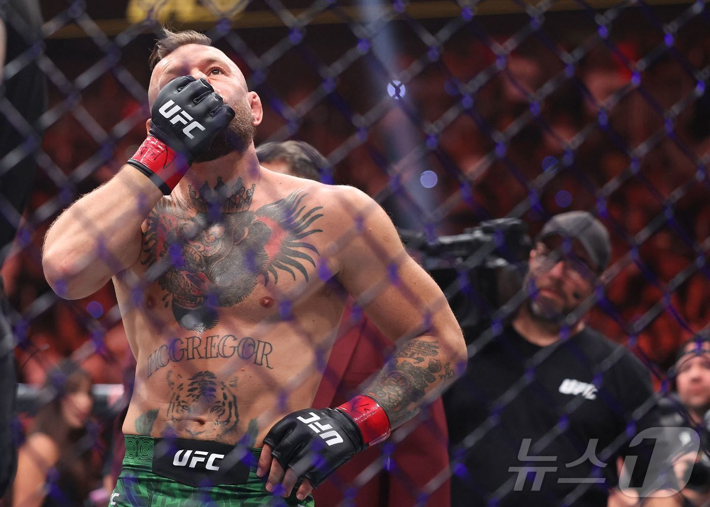 본문 이미지 - 코너 맥그리거(왼쪽)가 12일(한국시간) 열린 UFC 329 웰터급 메인 이벤트에서 맥스 홀로웨이에게 TKO패를 당했다. ⓒ AFP=뉴스1