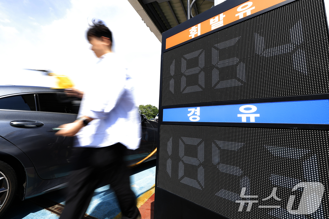 (서울=뉴스1) 박정호 기자 = 중동 전쟁 휴전으로 하락했던 국제유가가 미국의 공습과 이란의 호르무즈 해협 전면 봉쇄 등으로 다시 80달러선에 근접하고 있는 12일 서울 서초구 만 …