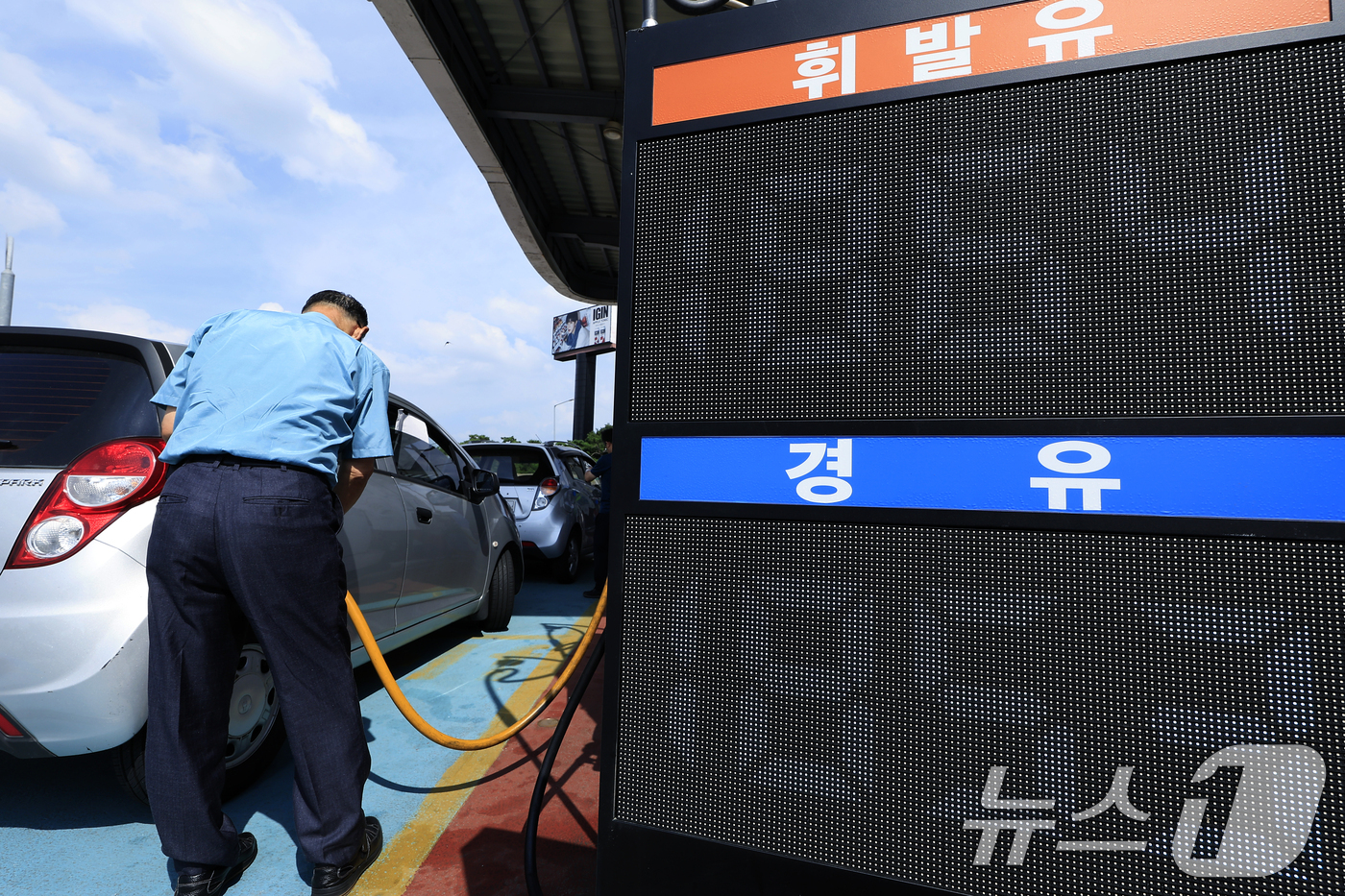 (서울=뉴스1) 박정호 기자 = 중동 전쟁 휴전으로 하락했던 국제유가가 미국의 공습과 이란의 호르무즈 해협 전면 봉쇄 등으로 다시 80달러선에 근접하고 있는 12일 서울 서초구 만 …