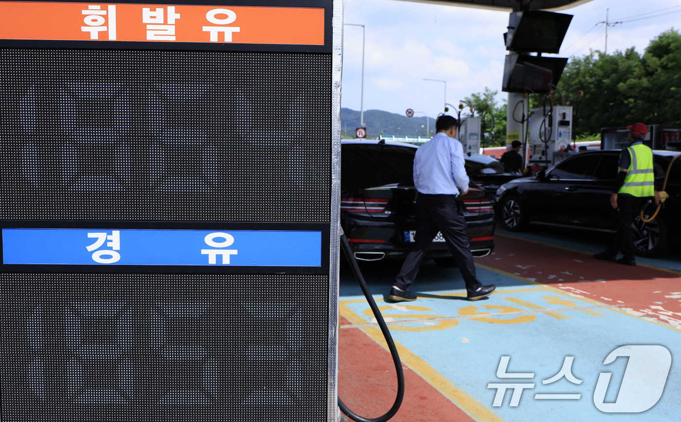 (서울=뉴스1) 박정호 기자 = 중동 전쟁 휴전으로 하락했던 국제유가가 미국의 공습과 이란의 호르무즈 해협 전면 봉쇄 등으로 다시 80달러선에 근접하고 있는 12일 서울 서초구 만 …
