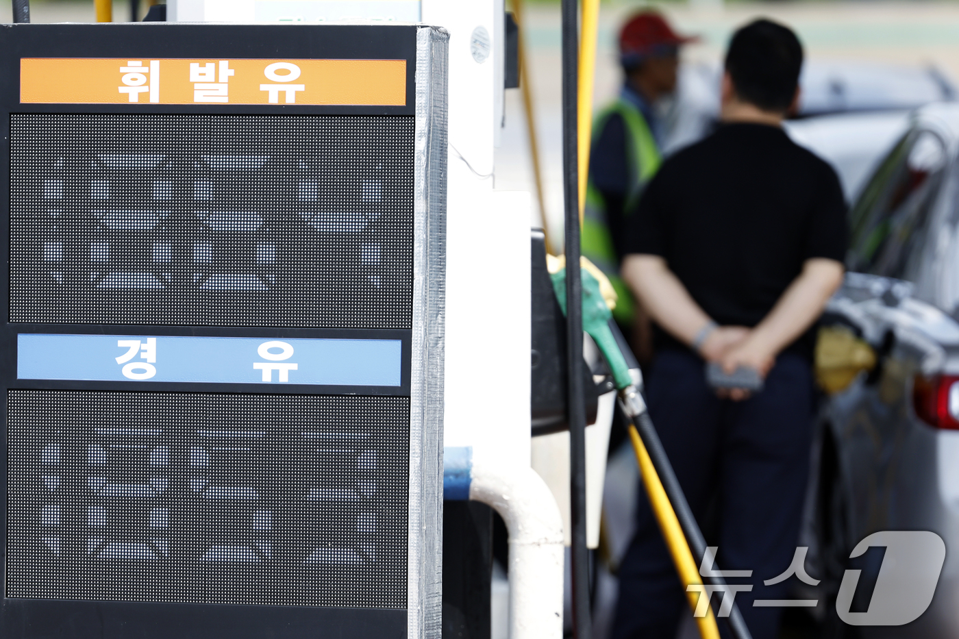 (서울=뉴스1) 박정호 기자 = 중동 전쟁 휴전으로 하락했던 국제유가가 미국의 공습과 이란의 호르무즈 해협 전면 봉쇄 등으로 다시 80달러선에 근접하고 있는 12일 서울 서초구 만 …