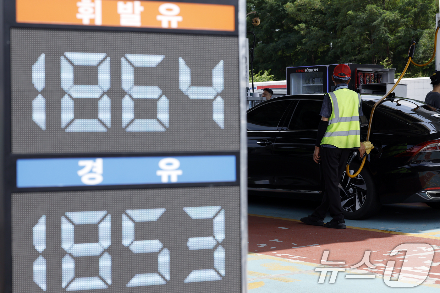 (서울=뉴스1) 박정호 기자 = 중동 전쟁 휴전으로 하락했던 국제유가가 미국의 공습과 이란의 호르무즈 해협 전면 봉쇄 등으로 다시 80달러선에 근접하고 있는 12일 서울 서초구 만 …