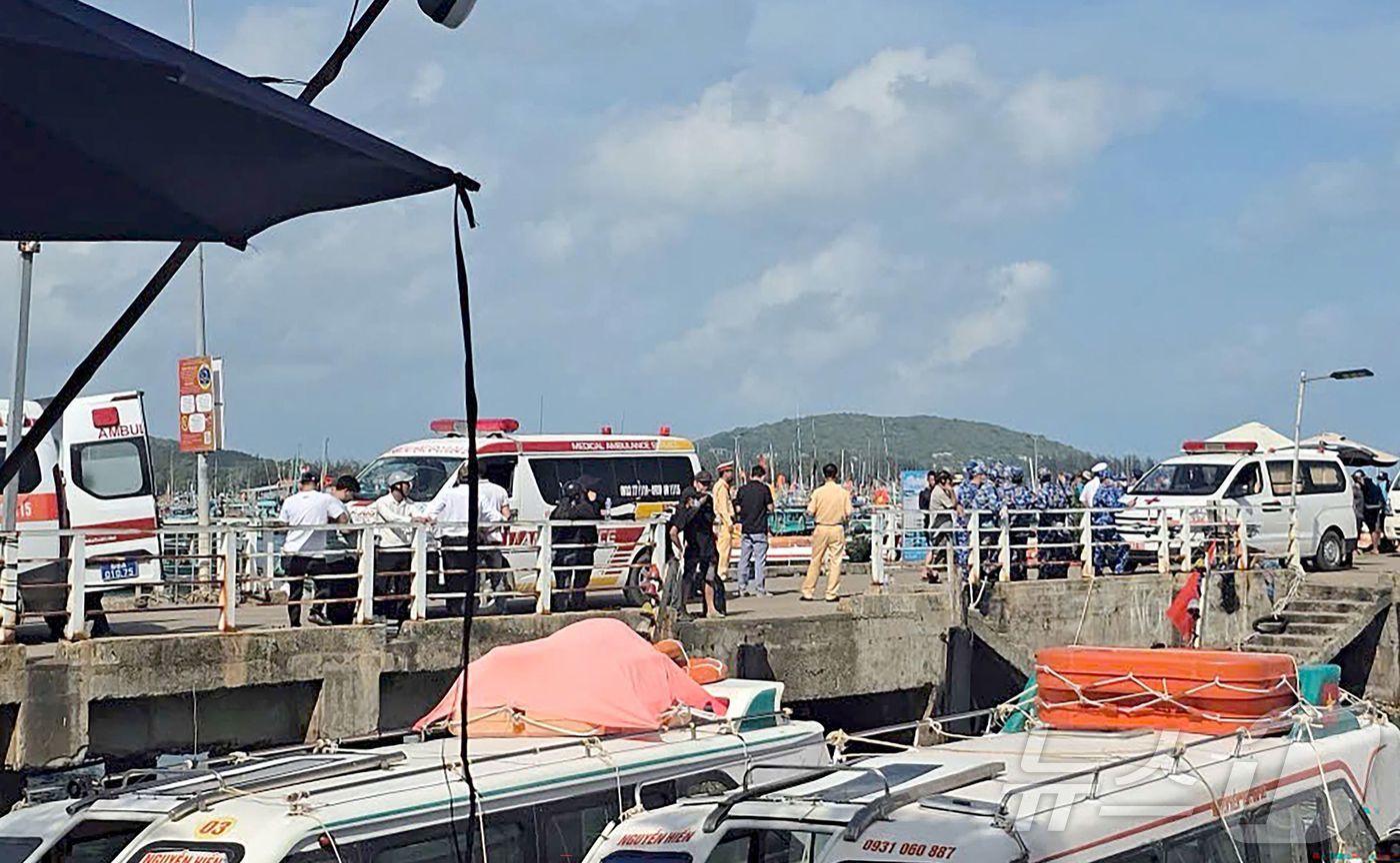 (푸꾸옥 AFP=뉴스1) 최종일 선임기자 = 11일 베트남 남부 안장성 푸꾸옥섬 인근 해상에서 관광선이 전복된 사고 이후, 부상자와 희생자들을 돕기 위해 부두에 구급차들이 줄지어 …