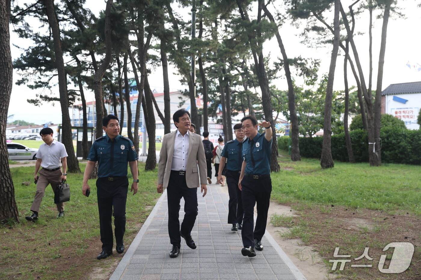 본문 이미지 - 최현석 강원경찰청장은 11일 강릉시 경포해수욕장을 찾아 여름 경찰관서 운영 실태를 살피고 현장 근무자들을 격려했다.(강원경찰청 제공. 재판매 및 DB금지)/뉴스1