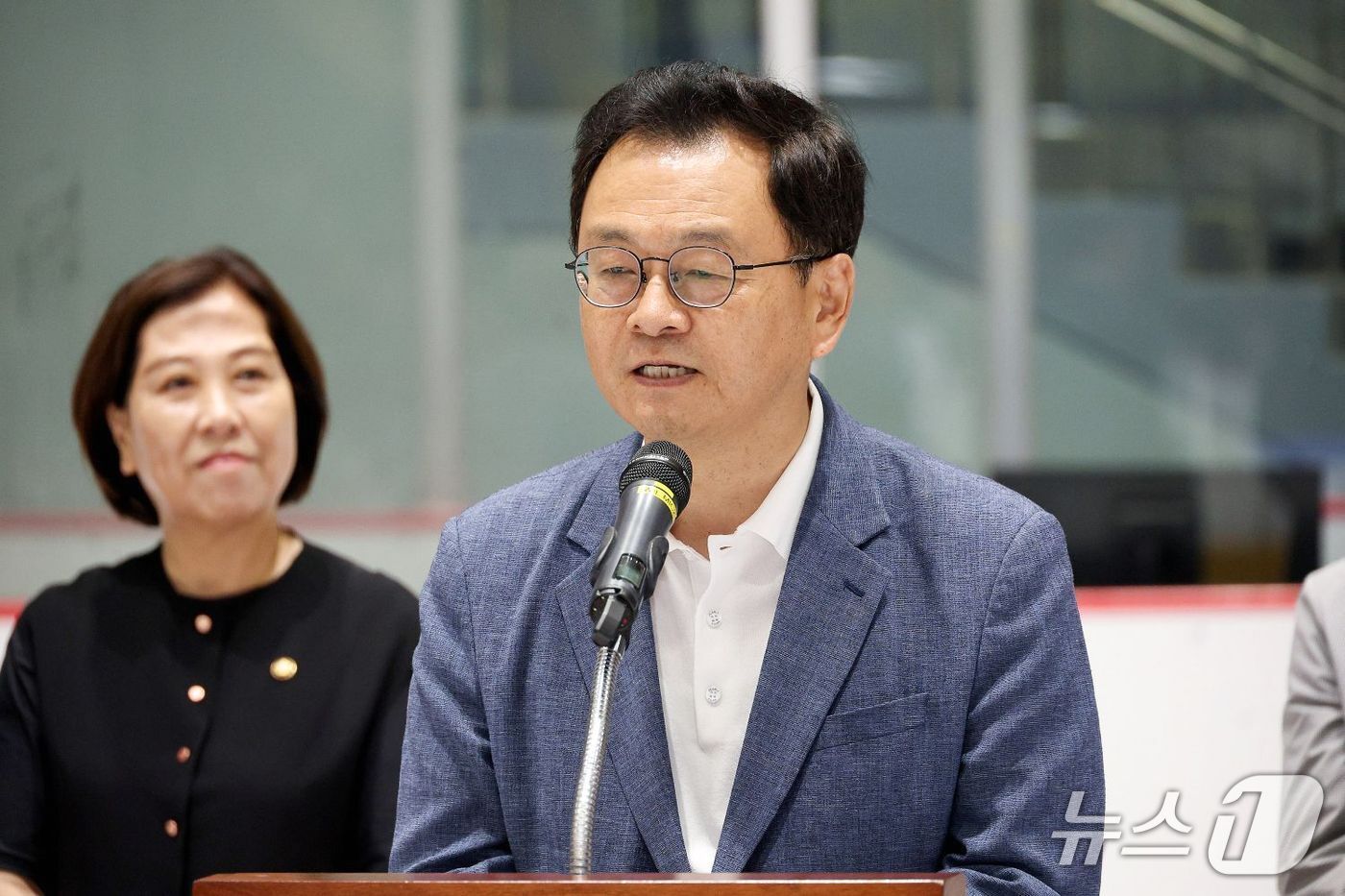 본문 이미지 - 지난 11일 고양어울림누리 얼음마루에서 열린 '2026년 제2회 고양특례시장배 파라⋅유소년 어울림 아이스하키대회'에서 민경선 고양시장이 환영사를 하고 있다. (고양시 제공, 재판매 및 DB금지)