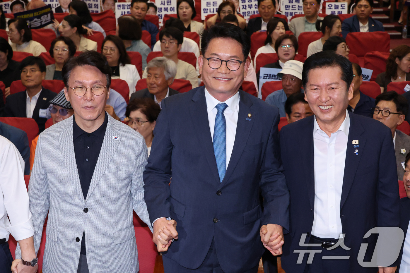 (서울=뉴스1) 신웅수 기자 = 김민석(왼쪽부터)·송영길·정청래 더불어민주당 당대표 후보가 12일 서울 여의도 국회 의원회관에서 열린 전국자치분권민주지도자회의 당대표 후보 정견 발 …