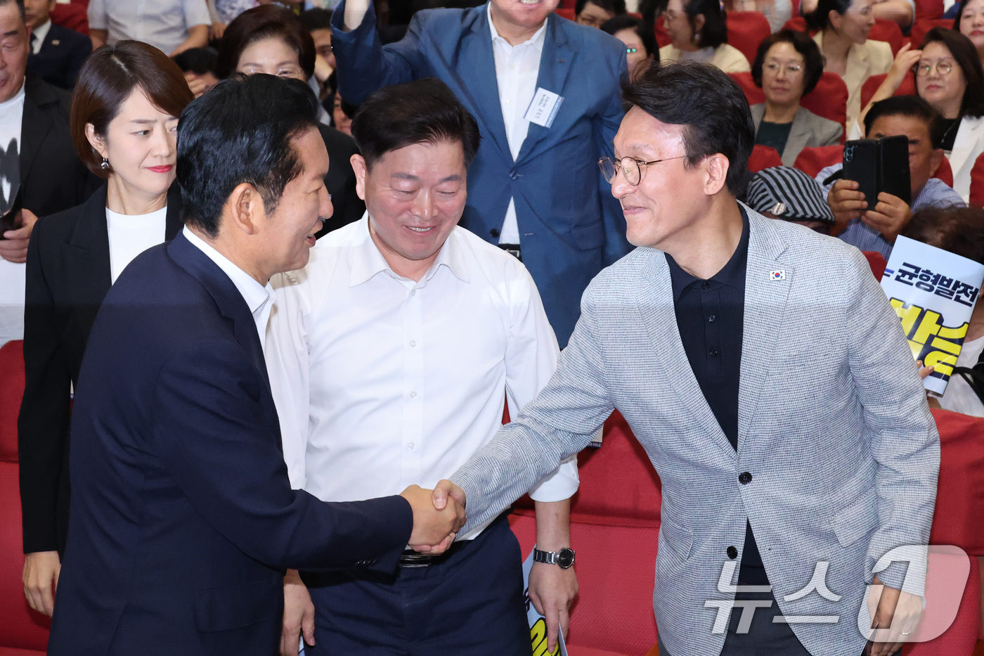 (서울=뉴스1) 신웅수 기자 = 정청래, 김민석 더불어민주당 당대표 후보가 12일 서울 여의도 국회 의원회관에서 열린 전국자치분권민주지도자회의 당대표 후보 정견 발표에서 인사하고 …
