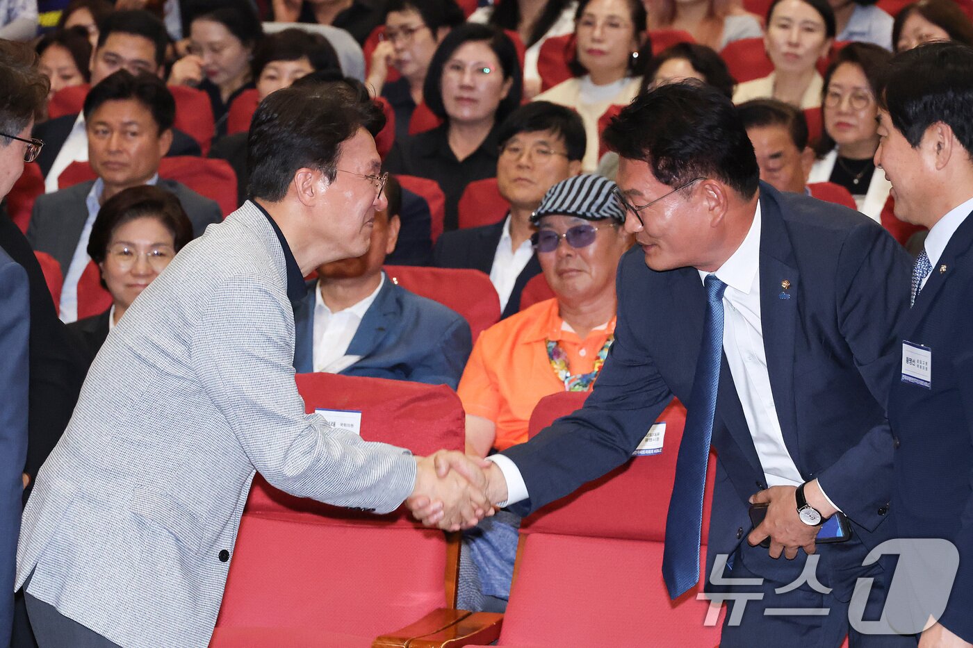 본문 이미지 - 김민석, 송영길 더불어민주당 당대표 후보가 12일 서울 여의도 국회 의원회관에서 열린 전국자치분권민주지도자회의 당대표 후보 정견 발표에서 인사하고 있다. 2026.7.12 ⓒ 뉴스1 신웅수 기자