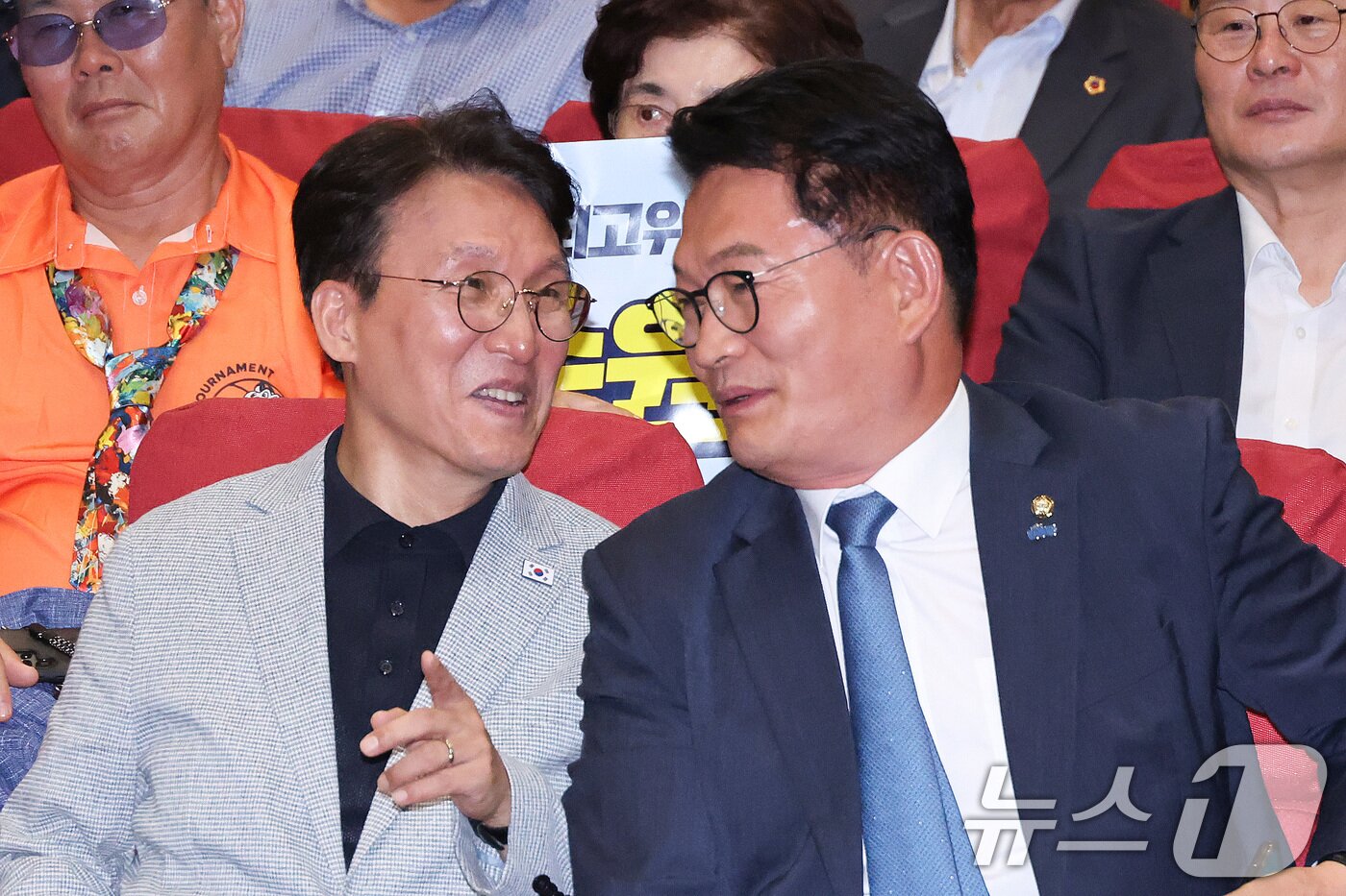 본문 이미지 - 김민석, 송영길 더불어민주당 당대표 후보가 12일 서울 여의도 국회 의원회관에서 열린 전국자치분권민주지도자회의 당대표 후보 정견 발표에서 대화하고 있다. 2026.7.12 ⓒ 뉴스1 신웅수 기자