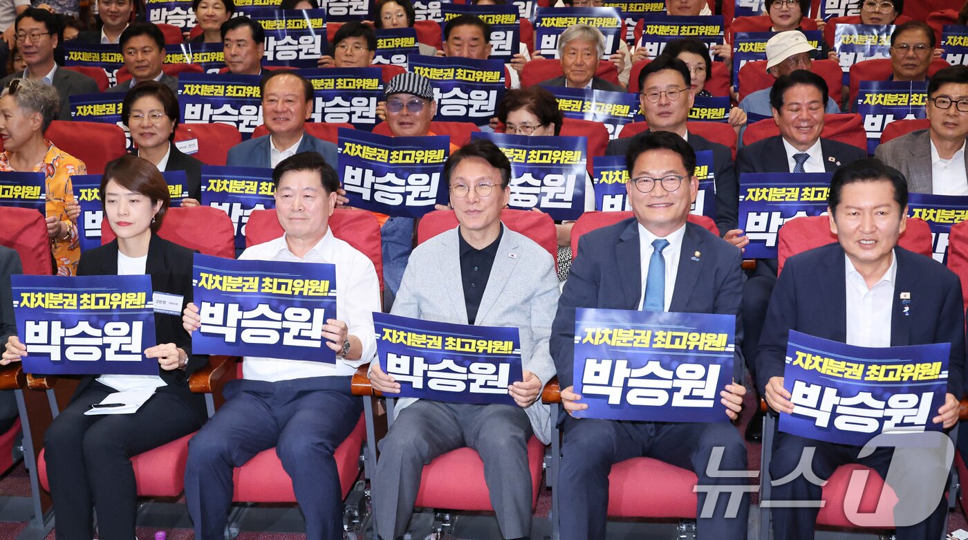 본문 이미지 - 더불어민주당 당대표 후보들이 12일 서울 여의도 국회 의원회관에서 열린 전국자치분권민주지도자회의 당대표 후보 정견 발표에서 상임대표를 맡고 있는 박승원 광명시장과 기념 촬영을 하고 있다. 2026.7.12 ⓒ 뉴스1 신웅수 기자