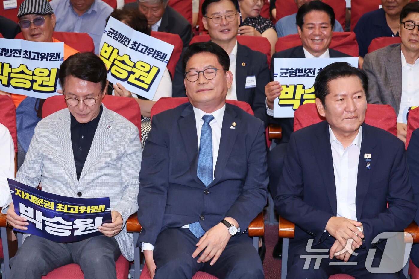 본문 이미지 - 김민석(왼쪽부터)·송영길·정청래 더불어민주당 당대표 후보가 12일 서울 여의도 국회 의원회관에서 열린 전국자치분권민주지도자회의 당대표 후보 정견 발표에서 생각에 잠겨 있다. 2026.7.12 ⓒ 뉴스1 신웅수 기자
