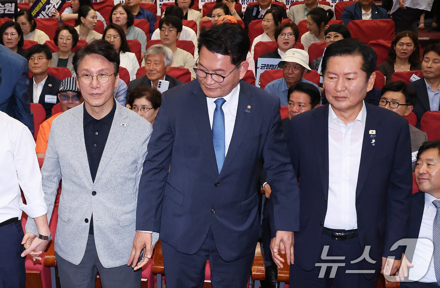 본문 이미지 - 김민석(왼쪽부터)·송영길·정청래 더불어민주당 당대표 후보가 12일 서울 여의도 국회 의원회관에서 열린 전국자치분권민주지도자회의 당대표 후보 정견 발표에서 기념 촬영을 하기 위해 손을 잡고 있다. 2026.7.12 ⓒ 뉴스1 신웅수 기자