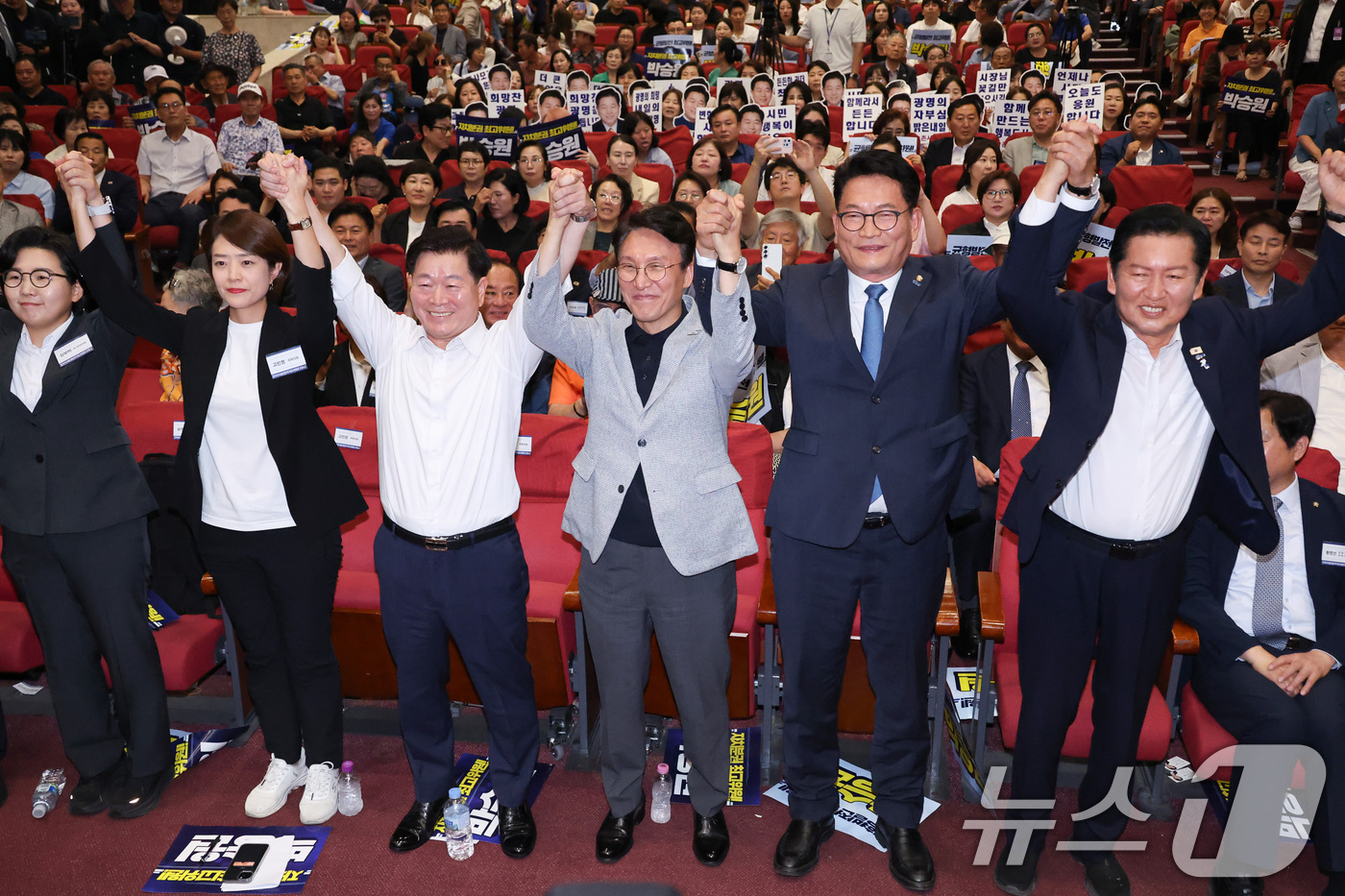 (서울=뉴스1) 신웅수 기자 = 더불어민주당 당대표 후보들이 12일 서울 여의도 국회 의원회관에서 열린 전국자치분권민주지도자회의 당대표 후보 정견 발표에서 상임대표를 맡고 있는 박 …