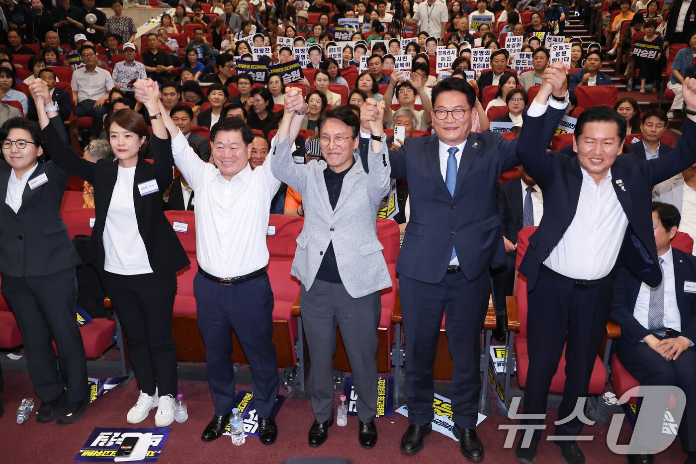 본문 이미지 - 더불어민주당 당대표 후보들이 12일 서울 여의도 국회 의원회관에서 열린 전국자치분권민주지도자회의 당대표 후보 정견 발표에서 상임대표를 맡고 있는 박승원 광명시장과 기념 촬영을 하고 있다. 왼쪽부터 김보미·고민정 후보, 박 시장, 김민석·송영길·정청래 당대표 후보. 2026.7.12 ⓒ 뉴스1 신웅수 기자