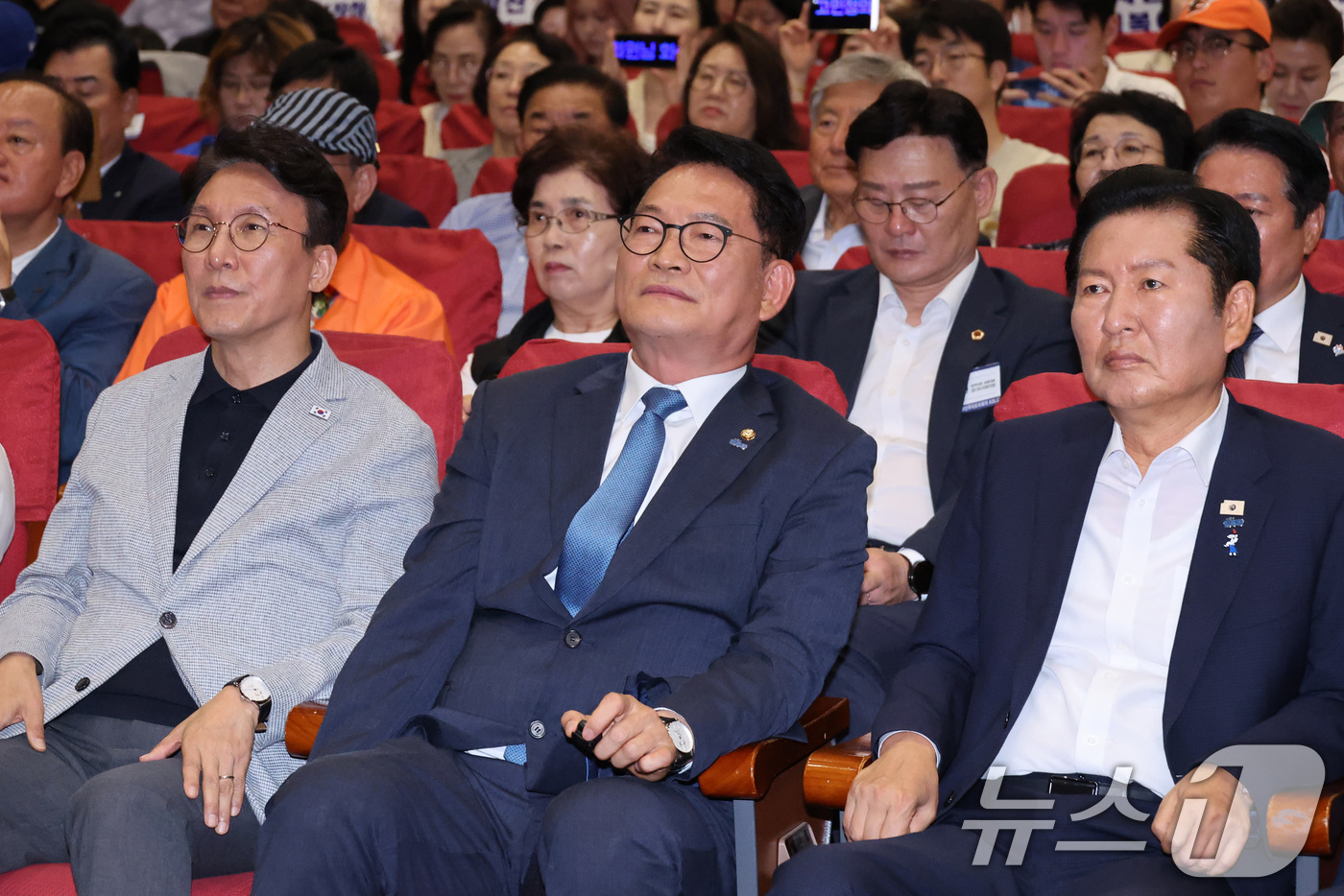 (서울=뉴스1) 신웅수 기자 = 김민석(왼쪽부터)·송영길·정청래 더불어민주당 당대표 후보가 12일 서울 여의도 국회 의원회관에서 열린 전국자치분권민주지도자회의 당대표 후보 정견 발 …