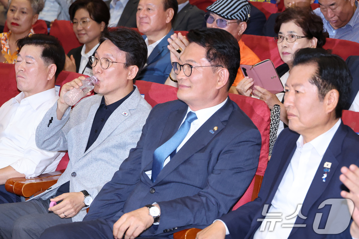 (서울=뉴스1) 신웅수 기자 = 김민석(왼쪽 두 번째부터)·송영길·정청래 더불어민주당 당대표 후보가 12일 서울 여의도 국회 의원회관에서 열린 전국자치분권민주지도자회의 당대표 후보 …