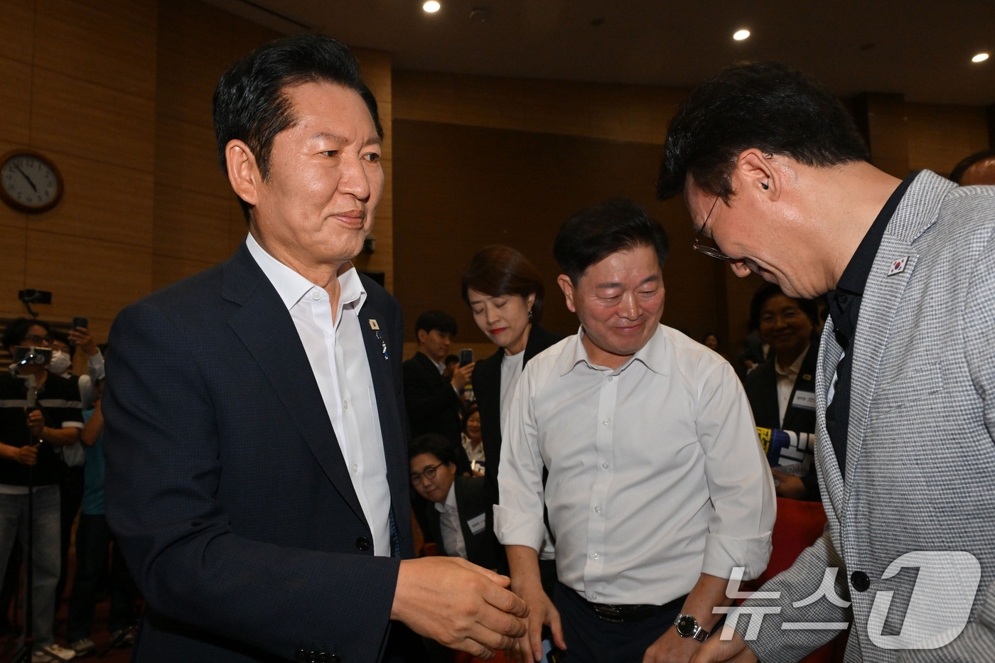 (서울=뉴스1) 신웅수 기자 = 정청래, 김민석 더불어민주당 당대표 후보가 12일 서울 여의도 국회 의원회관에서 열린 전국자치분권민주지도자회의 당대표 후보 정견 발표에서 인사하고 …