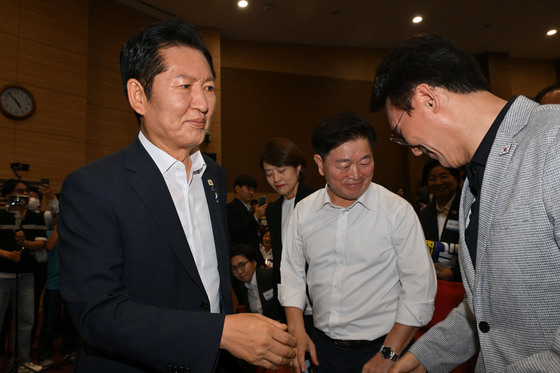 정견 발표에서 만난 정청래·김민석
