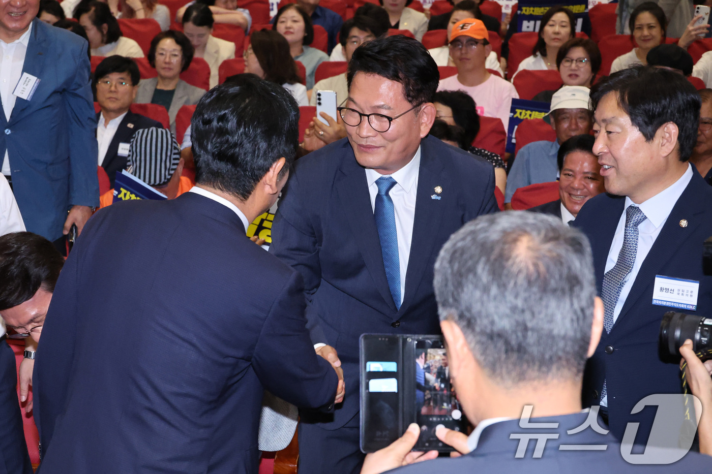 (서울=뉴스1) 신웅수 기자 = 정청래, 송영길 더불어민주당 당대표 후보가 12일 서울 여의도 국회 의원회관에서 열린 전국자치분권민주지도자회의 당대표 후보 정견 발표에서 인사하고 …