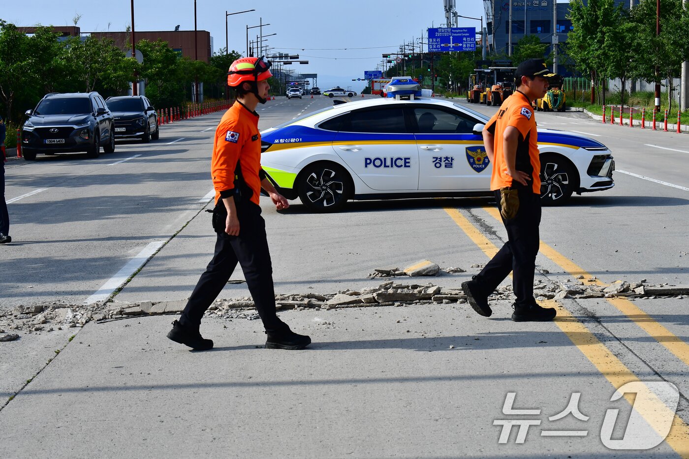 본문 이미지 - 12일 오후 4시쯤 경북 포항시 북구 욯한리 712-5번지 해안도로 6차로 양방향에서 갈라짐 현상이 발생해 경찰과 소방당국이 안전 조치를 하면서 양방향 교통이 전면 통제되고 있다. 2026.7.12 ⓒ 뉴스1 최창호 기자