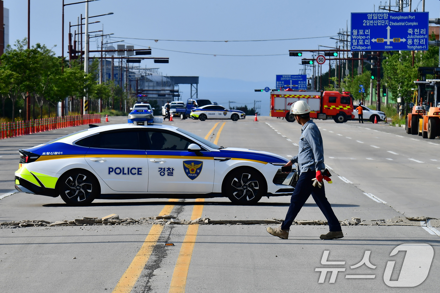 (포항=뉴스1) 최창호 기자 = 12일 오후 4시쯤 경북 포항시 북구 용한리 712-5번지 해안도로 6차로 양방향에서 갈라짐 현상이 발생해 경찰과 소방당국이 안전 조치를 하면서 양 …