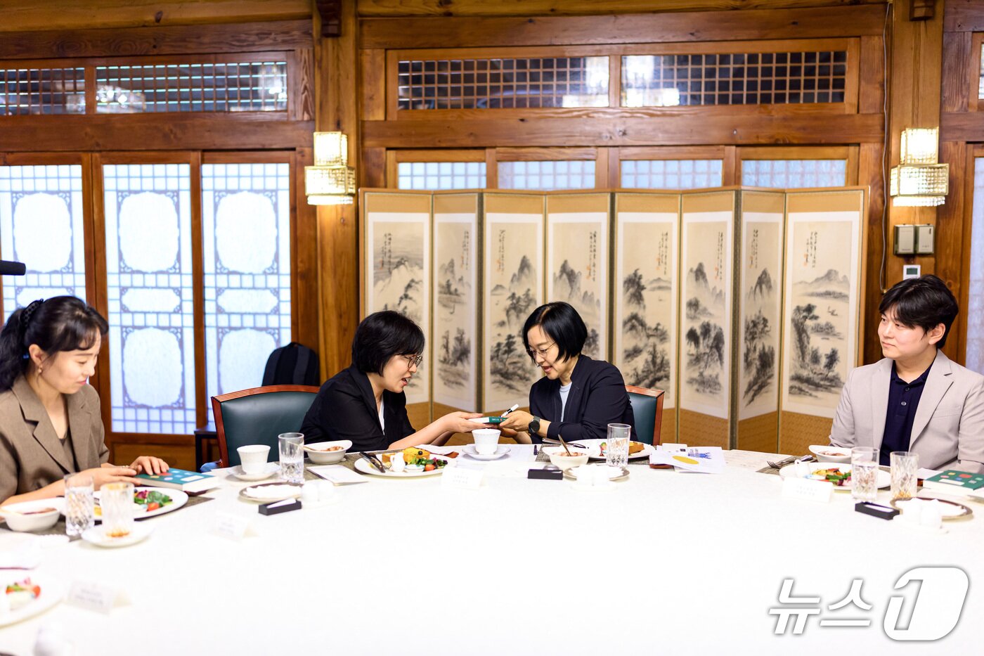 본문 이미지 - 한성숙 국무총리가 12일 오전 서울 삼청동 총리공관에서 제1회 '열린 브런치'를 개최했다.(총리실 제공. 재판매 및 DB금지)2026.07.12.ⓒ 뉴스1