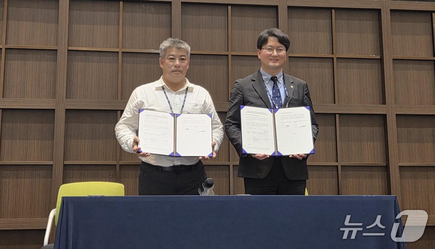 본문 이미지 - 경기수의콘퍼런스 2026 갈라디너에서 아시아동물임상의학포럼(FAAP)와 경기도수의사회 업무 협약식이 진행됐다. 손성일 경기도수의사회 회장(오른쪽)과 도현달 FAAP 부회장 ⓒ 뉴스1 한송아 기자