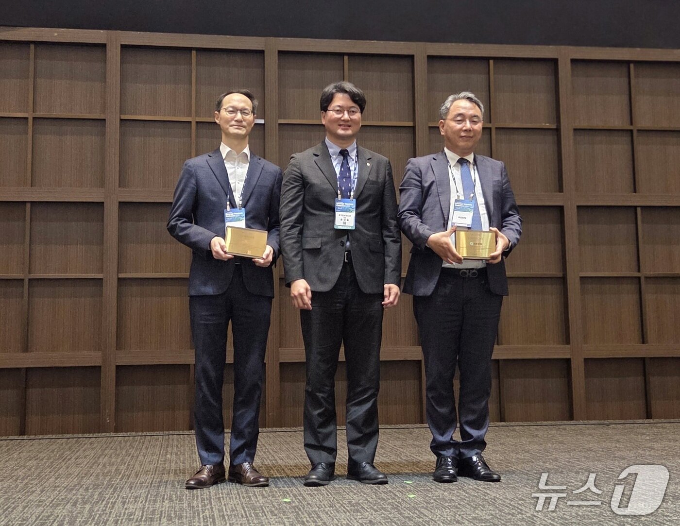 본문 이미지 - 경기수의콘퍼런스 2026 갈라디너에서 로얄캐닌, 유한양행, 한국베링거인겔하임동물약품, 조에티스에 감사패가 전달됐다. 김종민 로얄캐닌 팀장(왼쪽부터), 손성일 경기도수의사회 회장, 구동진 유한양행 이사 ⓒ 뉴스1 한송아 기자