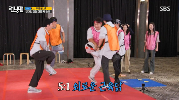 '런닝맨' 김종국, 괴력 폭발 '근육닭'…혼자 5명 제압 [RE:TV]