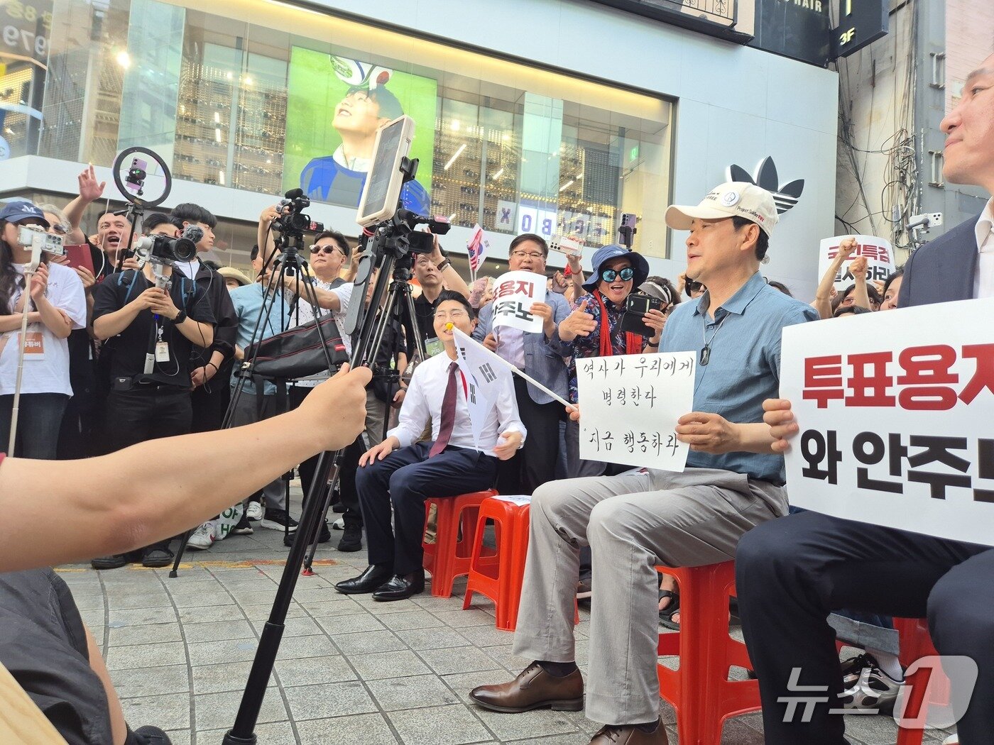 본문 이미지 - 장동혁 국민의힘 대표가 12일 오후 부산 부산진구 서면 하트광장에서 열린 시민운동 현장에 참석해 자리에 앉아 있다. 2026.07.12.ⓒ 뉴스1 조유리 기자.