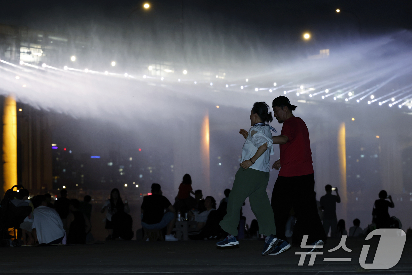 (서울=뉴스1) 박정호 기자 = 전국 대부분 지역에 폭염특보가 이어지며 낮 최고기온이 37도까지 오르는 찜통더위가 이어진 12일 오후 서울시 서초구 신반포로 반포한강공원을 찾은 시 …