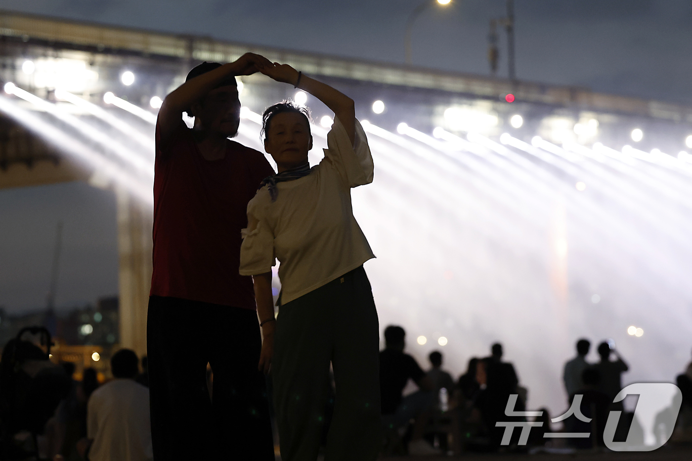 (서울=뉴스1) 박정호 기자 = 전국 대부분 지역에 폭염특보가 이어지며 낮 최고기온이 37도까지 오르는 찜통더위가 이어진 12일 오후 서울시 서초구 신반포로 반포한강공원을 찾은 시 …
