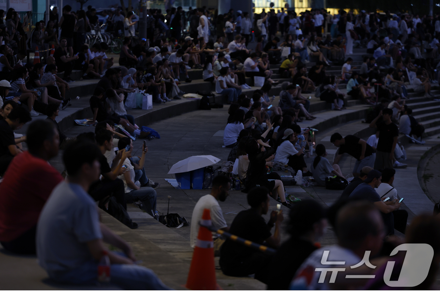(서울=뉴스1) 박정호 기자 = 전국 대부분 지역에 폭염특보가 이어지며 낮 최고기온이 37도까지 오르는 찜통더위가 이어진 12일 오후 서울시 서초구 신반포로 반포한강공원을 찾은 시 …