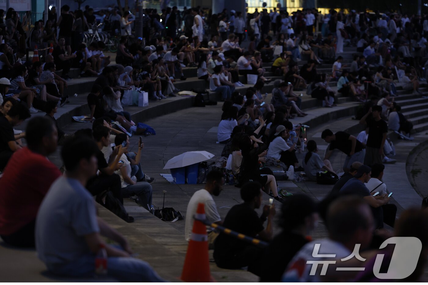 본문 이미지 - 전국 대부분 지역에 폭염특보가 이어지며 낮 최고기온이 37도까지 오르는 찜통더위가 이어진 12일 오후 서울시 서초구 신반포로 반포한강공원을 찾은 시민들이 시원한 물줄기를 내뿜는 반포대교 달빛무지개분수를 바라보며 더위를 식히고 있다. 2026.7.12 ⓒ 뉴스1 박정호 기자
