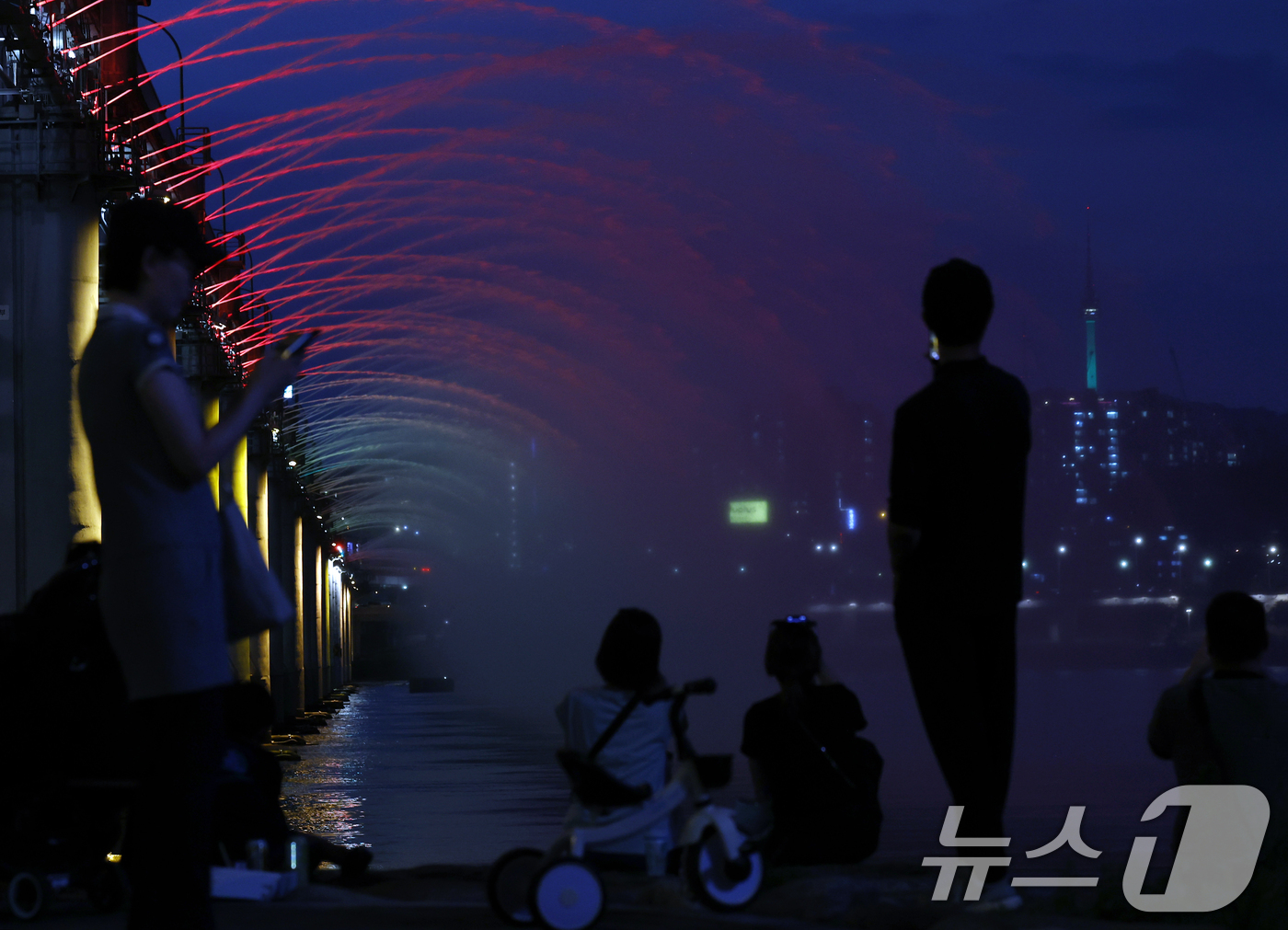(서울=뉴스1) 박정호 기자 = 전국 대부분 지역에 폭염특보가 이어지며 낮 최고기온이 37도까지 오르는 찜통더위가 이어진 12일 오후 서울시 서초구 신반포로 반포한강공원을 찾은 시 …