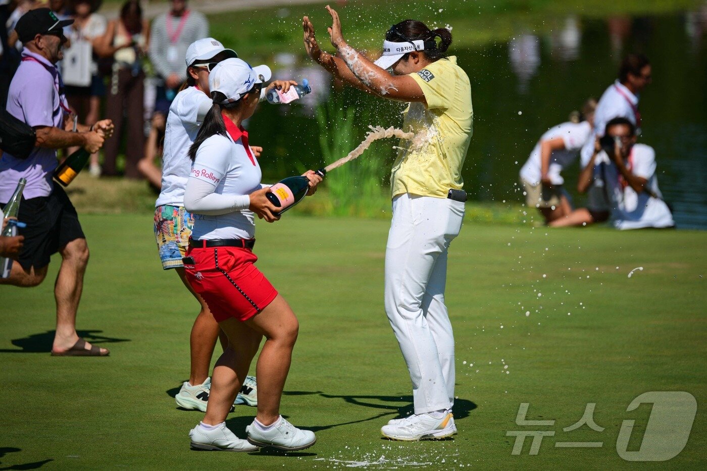 본문 이미지 - 유해란(오른쪽)이 12일(한국시간) LPGA 투어 메이저 대회 아문디 에비앙 챔피언십에서 연장 접전 끝에 우승을 차지했다. ⓒ AFP=뉴스1