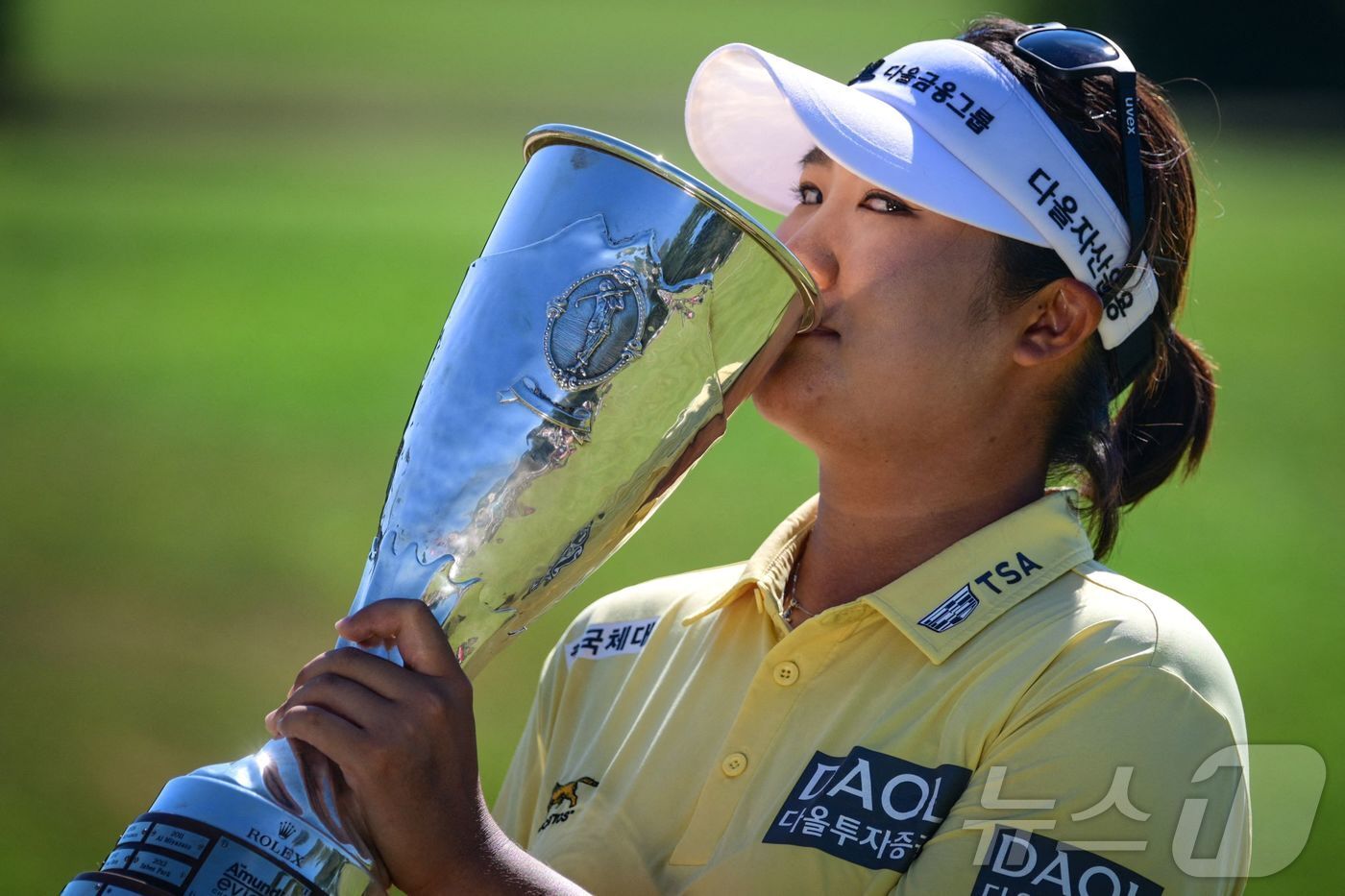 본문 이미지 - 유해란이 12일(한국시간) LPGA 투어 메이저 대회 아문디 에비앙 챔피언십 우승을 차지한 뒤 세리머니를 펼치고 있다. ⓒ AFP=뉴스1