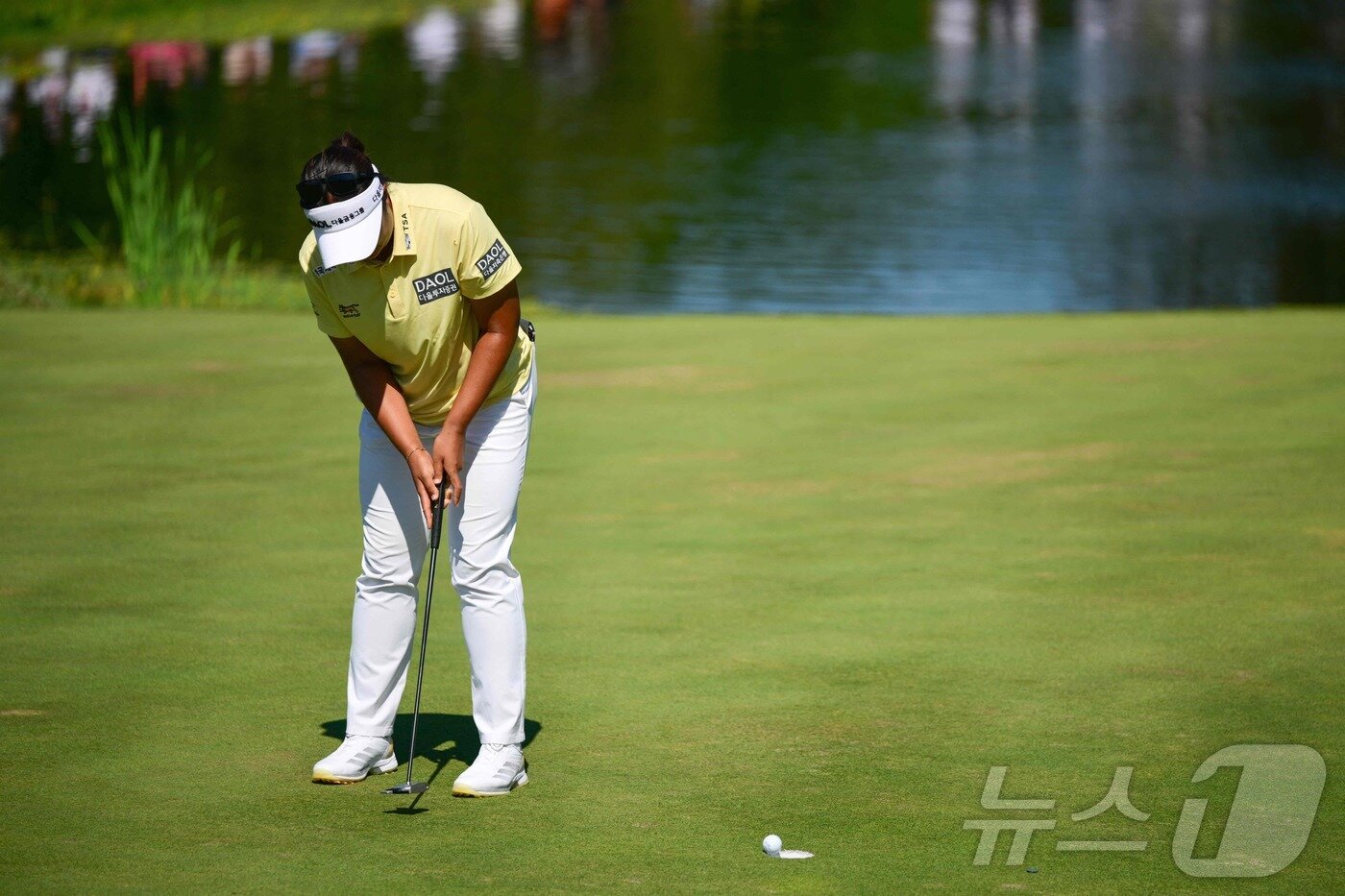 본문 이미지 - 12일(한국시간) LPGA 투어 메이저 대회 아문디 에비앙 챔피언십 우승을 확정한 유해란의 버디 퍼트.  ⓒ AFP=뉴스1