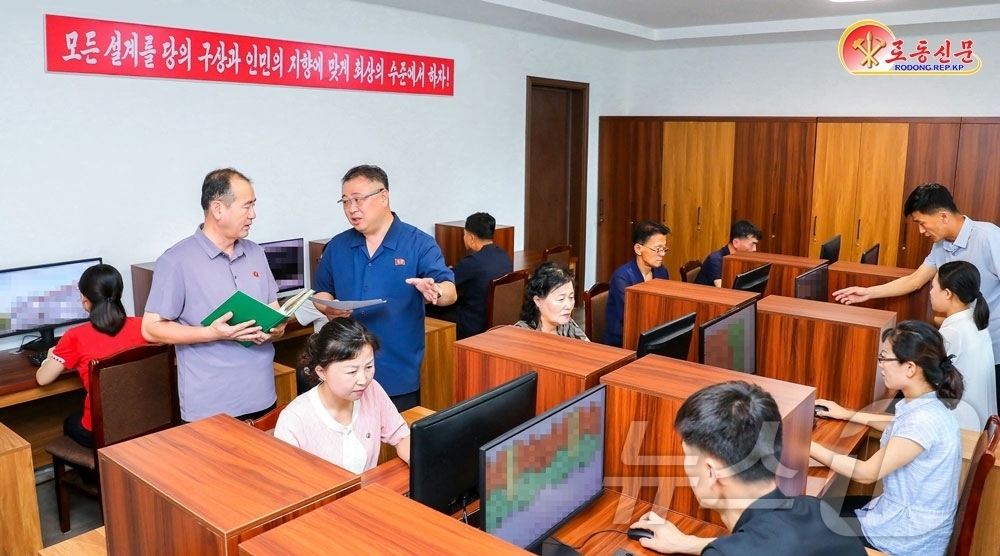 (평양 노동신문=뉴스1) = 북한 노동당 기관지 노동신문은 13일 "당 중앙위원회 제9기 제2차 전원회의 결정을 높이 받들고 국가설계총국의 일꾼들과 설계원들이 한사람같이 떨쳐나섰다 …