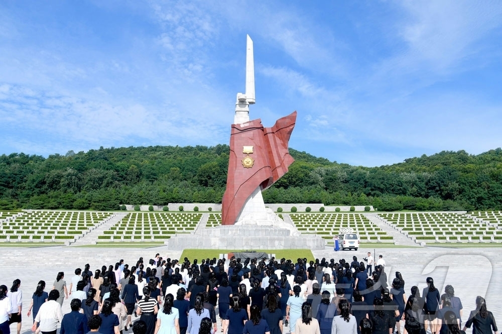 (평양 노동신문=뉴스1) = 북한 노동당 기관지 노동신문은 13일 "조선사회주의여성동맹 제8차 대회 참가자들이 다양한 정치문화사업을 진행했다"라고 보도했다 [국내에서만 사용가능. …