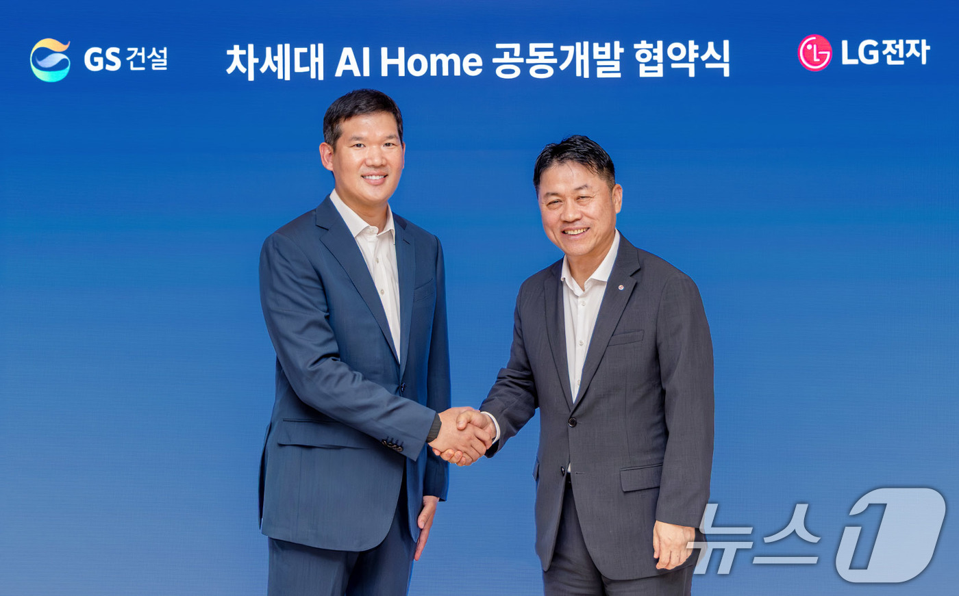 (서울=뉴스1) = LG전자 CEO 류재철 사장(오른쪽)과 허윤홍 GS건설 대표가 지난 10일 서울 종로구 그랑서울 빌딩에서 차세대 AI홈 공동개발을 위한 업무협약(MOU)을 체결 …