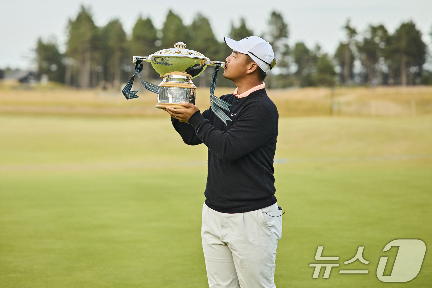(서울=뉴스1) = 김주형이 13일(한국시간) 영국 스코틀랜드 노스 베릭의 르네상스 클럽에서 열린 PGA 투어 제네시스 스코틀랜드 오픈에서 우승한 후 트로피에 입을 맞추고 있다.김 …