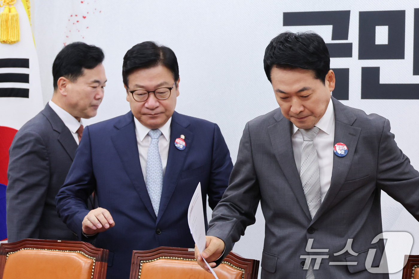 (서울=뉴스1) 신웅수 기자 = 장동혁 국민의힘 대표와 정점식 원내대표가 13일 서울 여의도 국회에서 열린 최고위원회의에 참석하고 있다. 2026.7.13/뉴스1