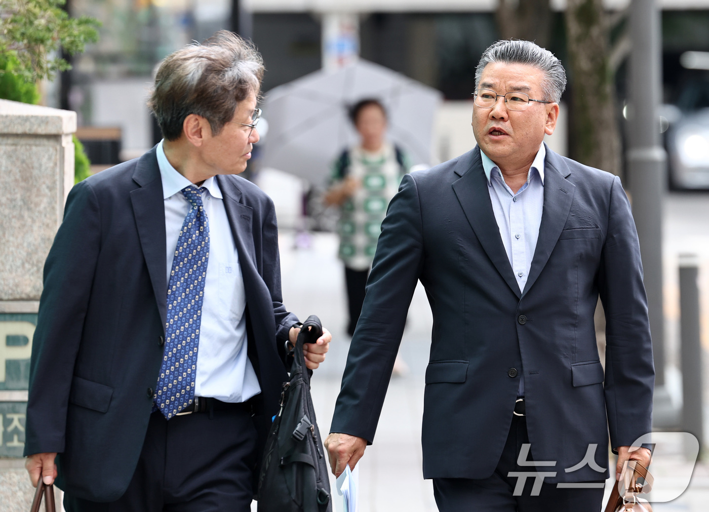 (과천=뉴스1) 최지환 기자 = 대통령 관저 이전 공사 과정을 부실 감사하고 서류를 조작한 혐의를 받는 유병호 전 감사원 사무총장이 13일 오전 경기 과천시 2차 종합특검 사무실에 …