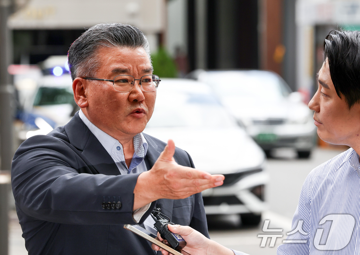 (과천=뉴스1) 최지환 기자 = 대통령 관저 이전 공사 과정을 부실 감사하고 서류를 조작한 혐의를 받는 유병호 전 감사원 사무총장이 13일 오전 경기 과천시 2차 종합특검 사무실에 …