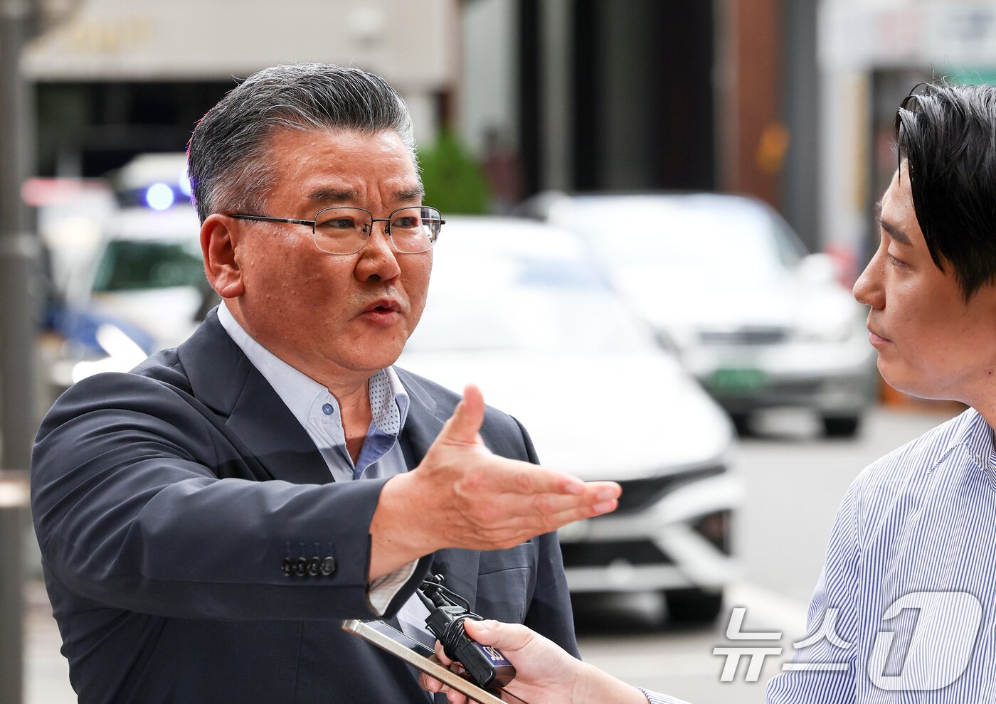 본문 이미지 - 대통령 관저 이전 공사 과정을 부실 감사하고 서류를 조작한 혐의를 받는 유병호 전 감사원 사무총장이 13일 오전 경기 과천시 2차 종합특검 사무실에 피의자 신분으로 출석하며 입장을 밝히고 있다. 2026.7.13 ⓒ 뉴스1 최지환 기자