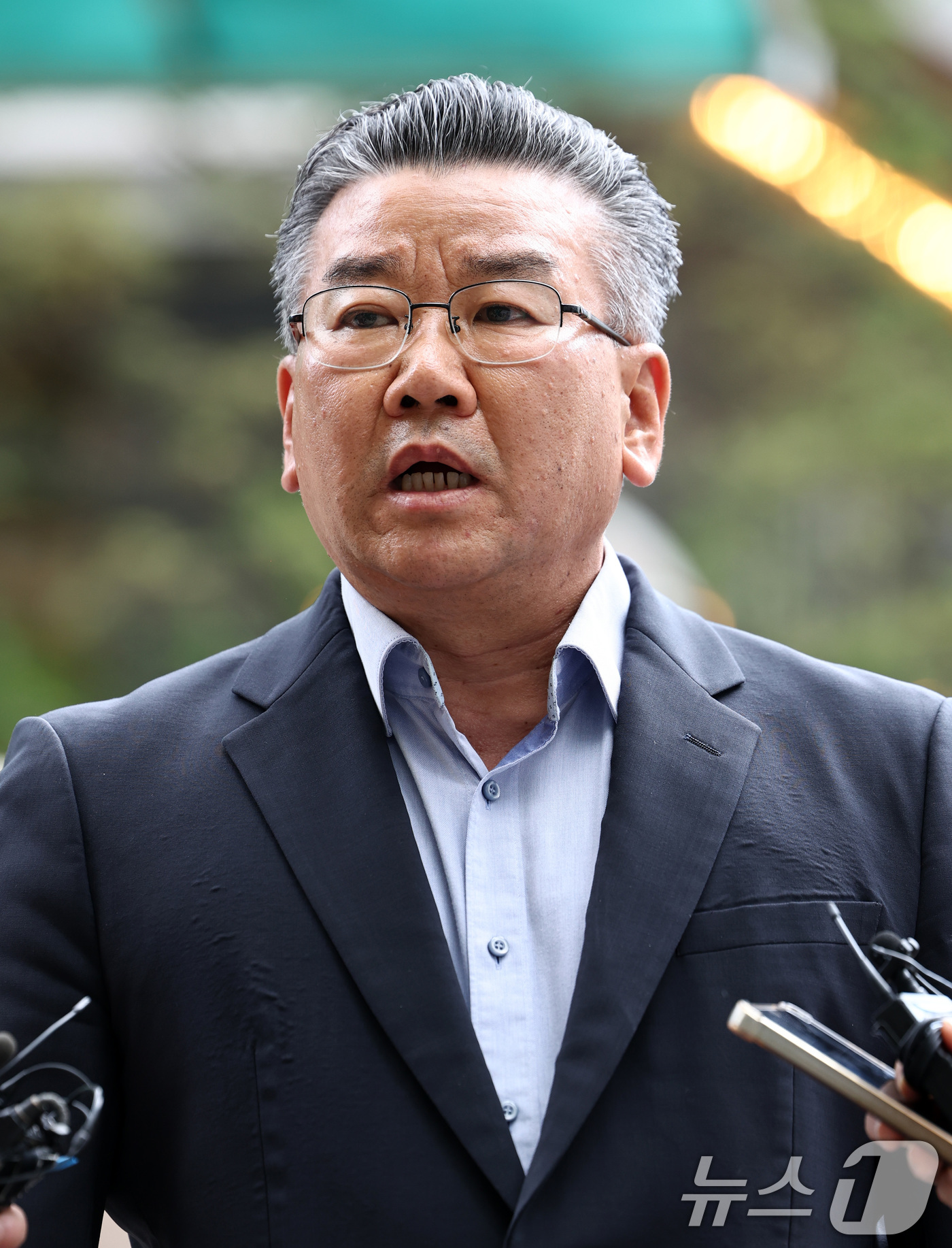 (과천=뉴스1) 최지환 기자 = 대통령 관저 이전 공사 과정을 부실 감사하고 서류를 조작한 혐의를 받는 유병호 전 감사원 사무총장이 13일 오전 경기 과천시 2차 종합특검 사무실에 …